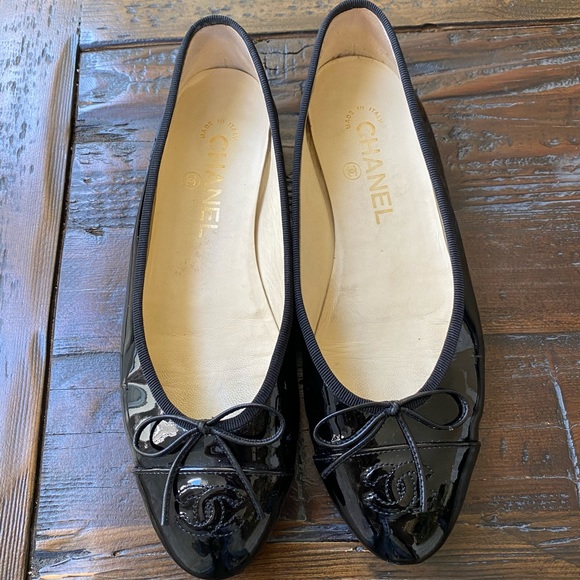 CHANEL black patent ballet flats, 37.5, OG box - Picture 2 of 11
